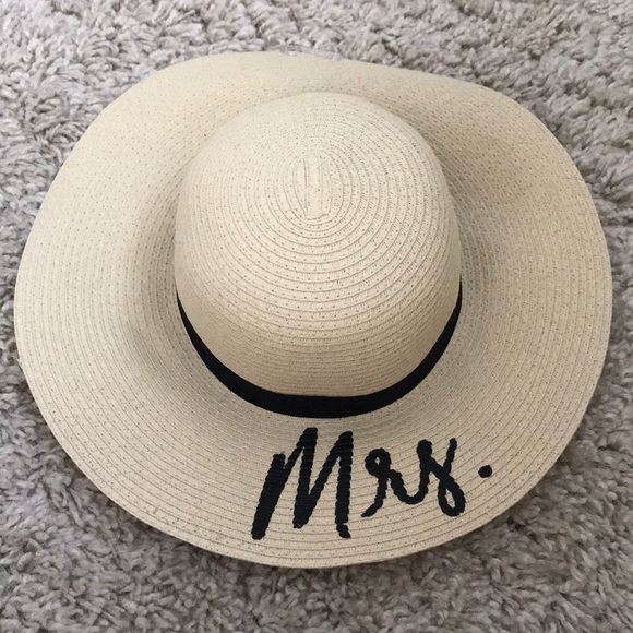 “Just married” and “Mrs.” flobby beach hats - Picture 2 of 3